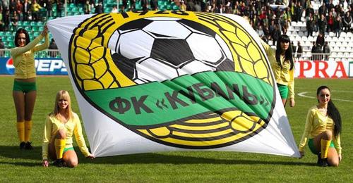 Флаг с эмблемой футбольного клуба "Кубань". Фото: Владимир Аносов / Югополис