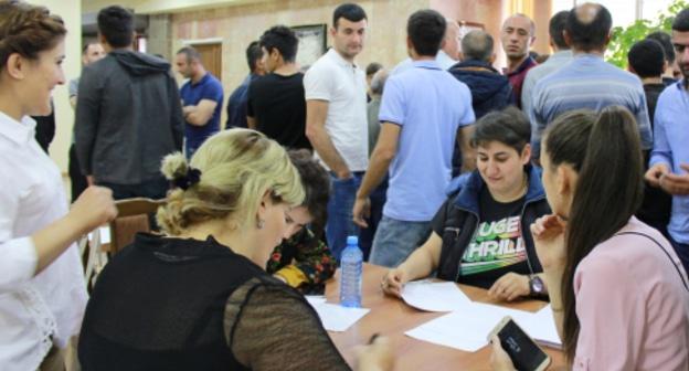 Общественный совет, созданный участниками акции протеста в Степанакерте, ведет прием заявлений от жителей. 5 июня 2018 года. Фото Алвард Григорян для "Кавказского узла".