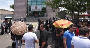 Сторонники мэра города Масис байкотируют суд  административных районов Кентрон и Норк-Мараш. Ереван, 2 июня 2018 г. Фото  © Sputnik / Aram Nersesyan https://ru.armeniasputnik.am/society/20180602/12422167/foto-mehr-masisa-david-ambarcumyan-vyshel-svobodu.html