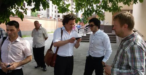Альберт Хамхоев во дворе суда с адвокатами. 
 Фото: Умар Йовлой для "Кавказского узла"