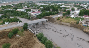 Разрушенный мост через реку Гёйчай. 2 июня 2018 года. Скриншот видео с Youtube-канала Государственного агенства автомобильных дорог Азербайджана.