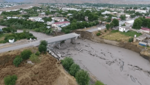 Разрушенный мост через реку Гёйчай. 2 июня 2018 года. Скриншот видео с Youtube-канала Государственного агенства автомобильных дорог Азербайджана.