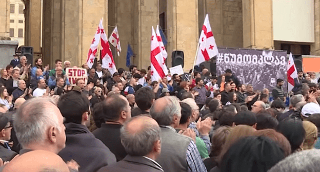 Акция в поддержку Зазы Саралидзе в Тбилиси, 4 июня 2018 года. Кадр видео "Премьер Грузии согласился на встречу с протестующими"
https://www.youtube.com/watch?v=Gbda6mOTNVA