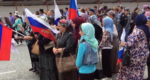 Участники митинга по случаю Дня России в Грозном перед началом акции. Фото корреспондента "Кавказского узла"
