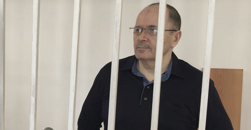 Оюб Титиев в зале суда. Фото: пресс-служба ПЦ "Мемориал"