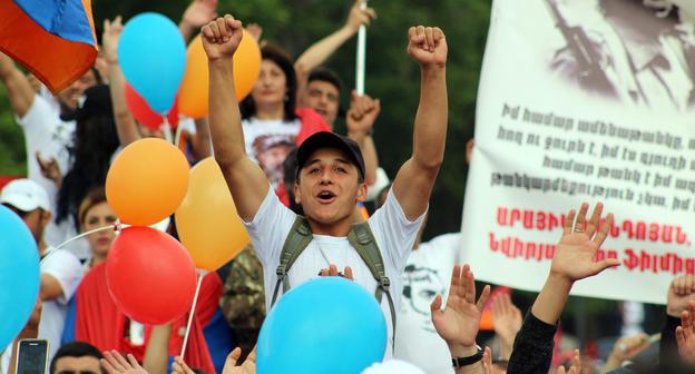Сторонник оппозиции на ереванской площади Республики. Фото Тиграна Петросяна для "Кавказского узла"