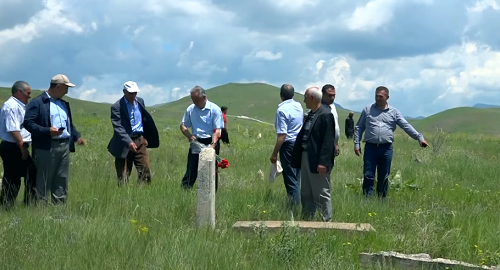 Жители села Гюннют у могил родных 8 июня 2018 года. Кадр репортажа азербайджанского канала Ntv https://www.youtube.com/watch?v=fBeQE2mL4sw