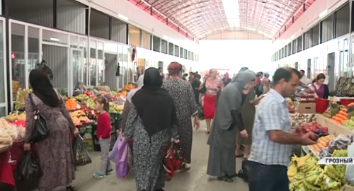 Жители Грозного на продуктовом рынке перед Ураза-байрамом. Кадр сюжета телеканала "Грозный" https://www.youtube.com/watch?v=W39ZdVcGX0I