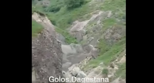 Сход селя в Докузпаринском районе Дагестана. Кадр из видео https://www.youtube.com/watch?v=C9eyP_8uzQ4