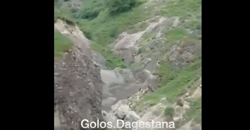 Сход селя в Докузпаринском районе Дагестана. Кадр из видео https://www.youtube.com/watch?v=C9eyP_8uzQ4
