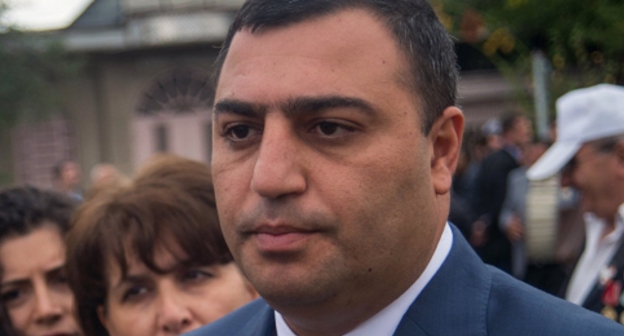 Мэр Эчмиадзина Карен Григорян. Фото © Sputnik / Asatur Yesayant
https://ru.armeniasputnik.am/politics/20180617/12711052/akcii-protesta-v-echmiadzin-syn-manvel-grigoryan-vstretilsya-s-gubernatorom.html