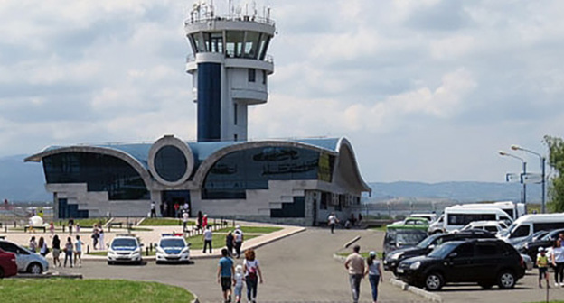 Зрители с утра собираются на шоу  Artsakh Air Fest-2018 в Степанакерте, 17 июня 2018 года. Фото Альберта Восканяна для "Кавказского узла".