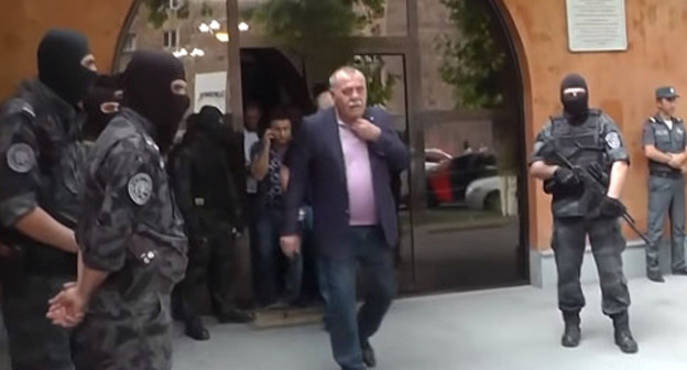 Депутат Народного Собрания Армении генерал Манвел Григорян во время задержания в Эчмиадзине, 16 июня 2018 год. Фото: скриншот видео youtube канала Новости Армении
Armenia