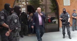 Депутат Народного Собрания Армении генерал Манвел Григорян во время задержания в Эчмиадзине, 16 июня 2018 год. Фото: скриншот видео youtube канала Новости Армении
Armenia