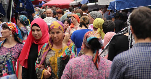 Жители Грозного на рынке Беркат в канун празднования Ураза-Байрам. 16 июля 2015 г. Фото Магомеда Магомедова для "Кавказского узла"
