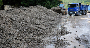 Ликвидация последствий селевого потока на дороге. Фото: Нина Зотина, ЮГА.ру