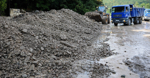 Ликвидация последствий селевого потока на дороге. Фото: Нина Зотина, ЮГА.ру
