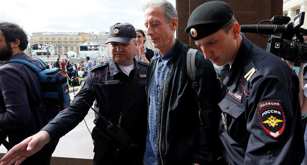 Питер Тэтчелл (в центре). Фото: REUTERS/Glab Garanich