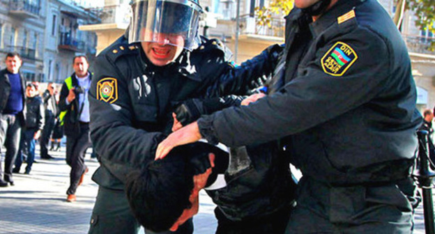 Сотрудники полиции во время задержания. Баку. Фото Азиза Каримова для "Кавказского узла"