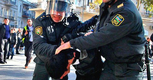 Сотрудники полиции во время задержания. Баку. Фото Азиза Каримова для "Кавказского узла"