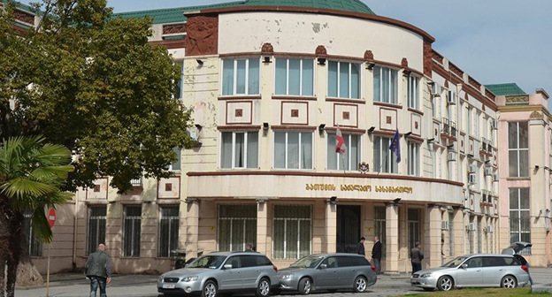 Батумский горсуд. Фото: Sputnik / Seyran Baroyan
https://sputnik-georgia.ru/society/20171013/237736152/Grabezh-v-odezhde-Santa-Klausa-obvinjaemogo-posadili-v-Gruzii.html