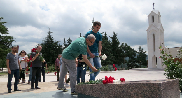 На  Мемориальном комплексе в Степанакерте, почтили  память ушедшего из жизни основателя Карабахского движения политолога Игоря Мурадяна. Нагорный Карабах. 19 июня 2018 год. Фото Алвард Григорян для "Кавказского узла"