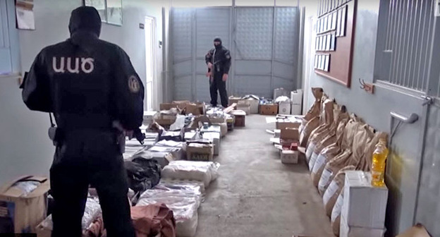 Обыск на даче главы Союза добровольцев "Еркрапа" Манвела Григоряна в Нагорном Карабахе. Кадр из видео Armenian Public TV https://www.youtube.com/watch?time_continue=91&v=aqwuHxq1yYM