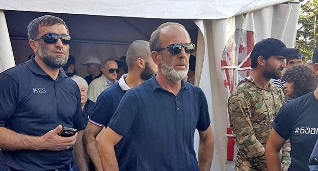 Малхаз Мачаликашвили (в центре), отец убитого в Панкисском ущелье. Фото © Sputnik / STRINGER https://sputnik-georgia.ru/society/20180613/240841893/Zhitel-Pankisi-pytalsja-podorvat-sebja-u-zdanija-SGB.html