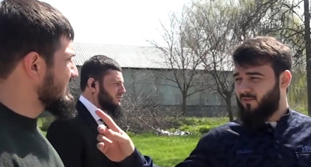 Хамзат Кадыров (справа). Кадр из видео пользователя prikolno 95 https://www.youtube.com/watch?v=tdrRvKUjVMI