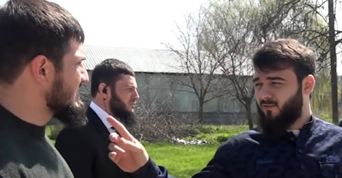 Хамзат Кадыров (справа). Кадр из видео пользователя prikolno 95 https://www.youtube.com/watch?v=tdrRvKUjVMI