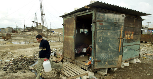 Беженцы в зоне военных действий в Нагорном Карабахе. Ноябрь 2005 г. Фото: REUTERS/David Mdzinarishvili