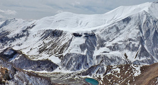 Гора Казбек. Фото: CC BY 2.0 / young shanahan / Jvari Pass
 https://sputnik-georgia.ru/society/20180102/238767308/Prosnetsa-li-vulkan-na-gore-Kazbek.html