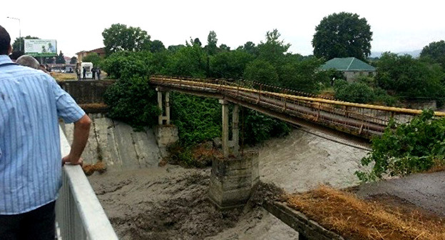 Мост через реку Гёйчай, разрушенный селевым потоком. Фото: https://azertag.az/ru