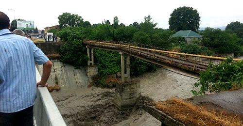 Мост через реку Гёйчай, разрушенный селевым потоком. Фото: https://azertag.az/ru