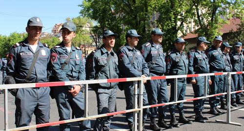 Сотрудники полиции. Фото Тиграна Петросяна для "Кавказского узла"
