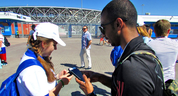 Волонтер общается с болельщиков. Волгоград, 22 июня 2018 г. Фото Вячеслава Ященко для "Кавказского узла"