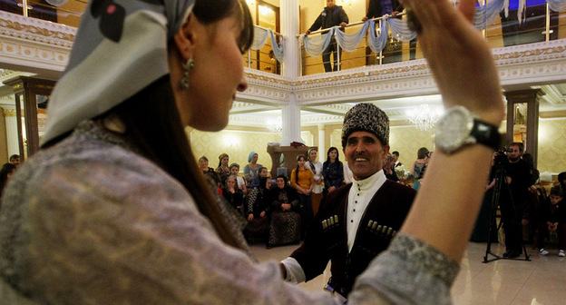 Чеченский танец. Фото: REUTERS/Maxim Shemetov