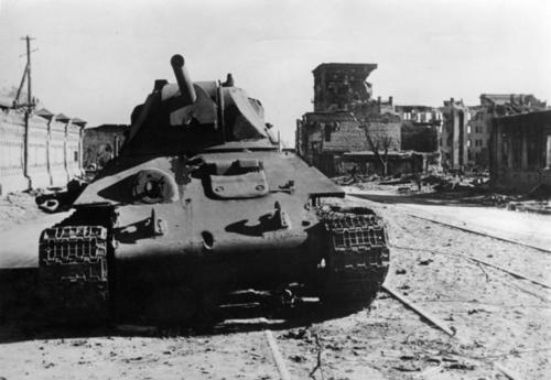 Подбитый советский танк Т-34 в Сталинграде, 8 октября 1942 года. Фото: Общественное достояние https://ru.wikipedia.org