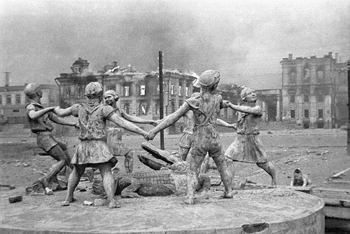 Фонтан «Бармалей», 23 августа 1942 года, Сталинград, СССР, фотография Эммануила Евзерихина. Фото: Общественное достояние https://ru.wikipedia.org
