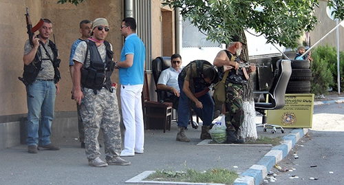 Участники захвата здания полка полиции в Ереване. 23 июля 2016 года. Фото Тиграна Петросяна для "Кавказского узла"