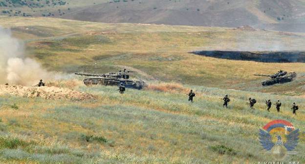 Армянские военные. Фото пресс-службы Минобороны Нагорного Карабаха. http://www.nkrmil.am/uploads/Zoravarjutyun_23.06.18_1.5b2de7131e661.JPG