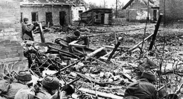 Советские солдаты ведут бои на подступах к Сталинграду. Лето 1942 года. Фото: Общественное достояние https://ru.wikipedia.org