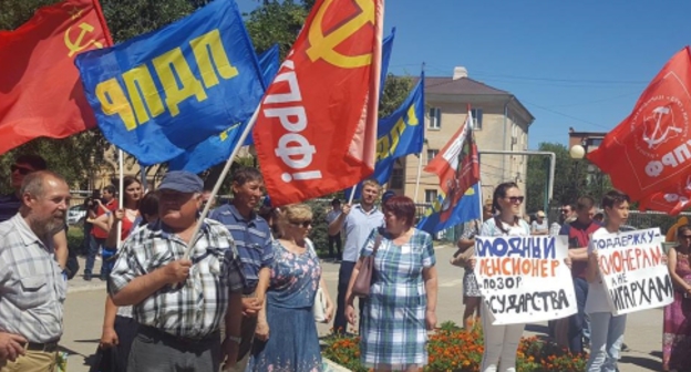 Активисты КПРФ и ЛДПР на митинге в Астрахани, 23 июня 2018 год. Фото: пресс-служба Астраханского регионального отделения ЛДПР, https://www.facebook.com/ldprastrakhan/photos/ms.c.eJxFjtsNxEAIAzs6gWHB9N9YdJAlv6PxQ~_lMLSSEhcqfDnA~;DoTaBZrMcyoXCP8R03gBayJhC6INcDt0OuoCeBsiF9gYZw2VBlwD7BXUrrCNwnb0MfA7ZnPMH6wOMNE~-.bps.a.1848718892089335.1073741852.1552388381722389/1848718945422663/?type=3&theater