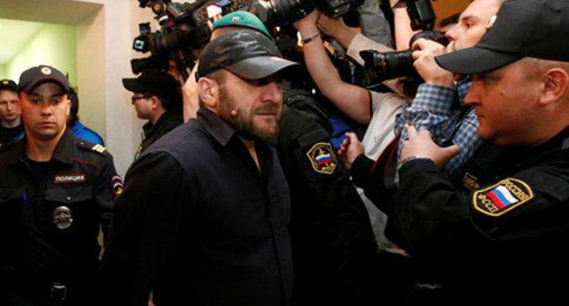 Хамзат Бахаев (в центре). Фото REUTERS/Sergei Karpukhin