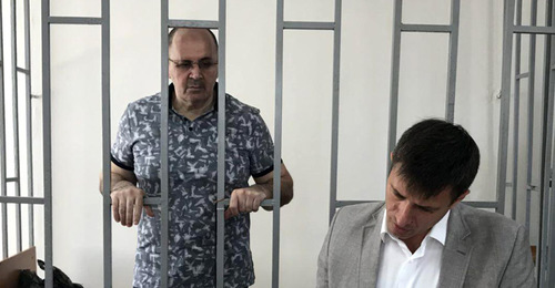 Оюб Титиев и адвокат Петр Заикин в суде. Фото: пресс-служба ПЦ "Мемориал"