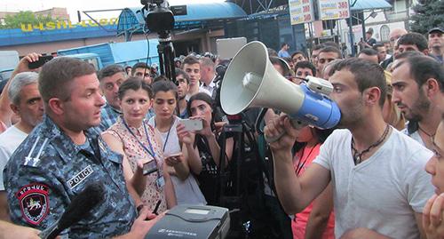Столкновение манифестантов с полицией. 20 июля 2016 года. Фото  Тиграна Петросяна для "Кавказского узла"