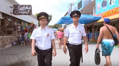 Сотрудники полиции в Анапе. Скриншот с видео https://www.youtube.com/watch?v=CVlD15AJzME