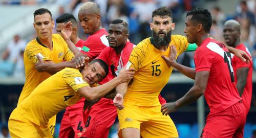 Игроки Австралии и Перу на матче в Сочи, 26 июня 2018 год. Фото:  Marcos Brindicci, Reuters