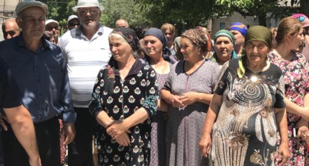 Жители дагестанских сел на сходе выразили протест против сноса их домов в зоне отчуждения газопровода. Фото Патимат Махмудовой для "Кавказского узла"