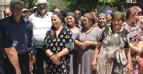 Жители дагестанских сел на сходе выразили протест против сноса их домов в зоне отчуждения газопровода. Фото Патимат Махмудовой для "Кавказского узла"